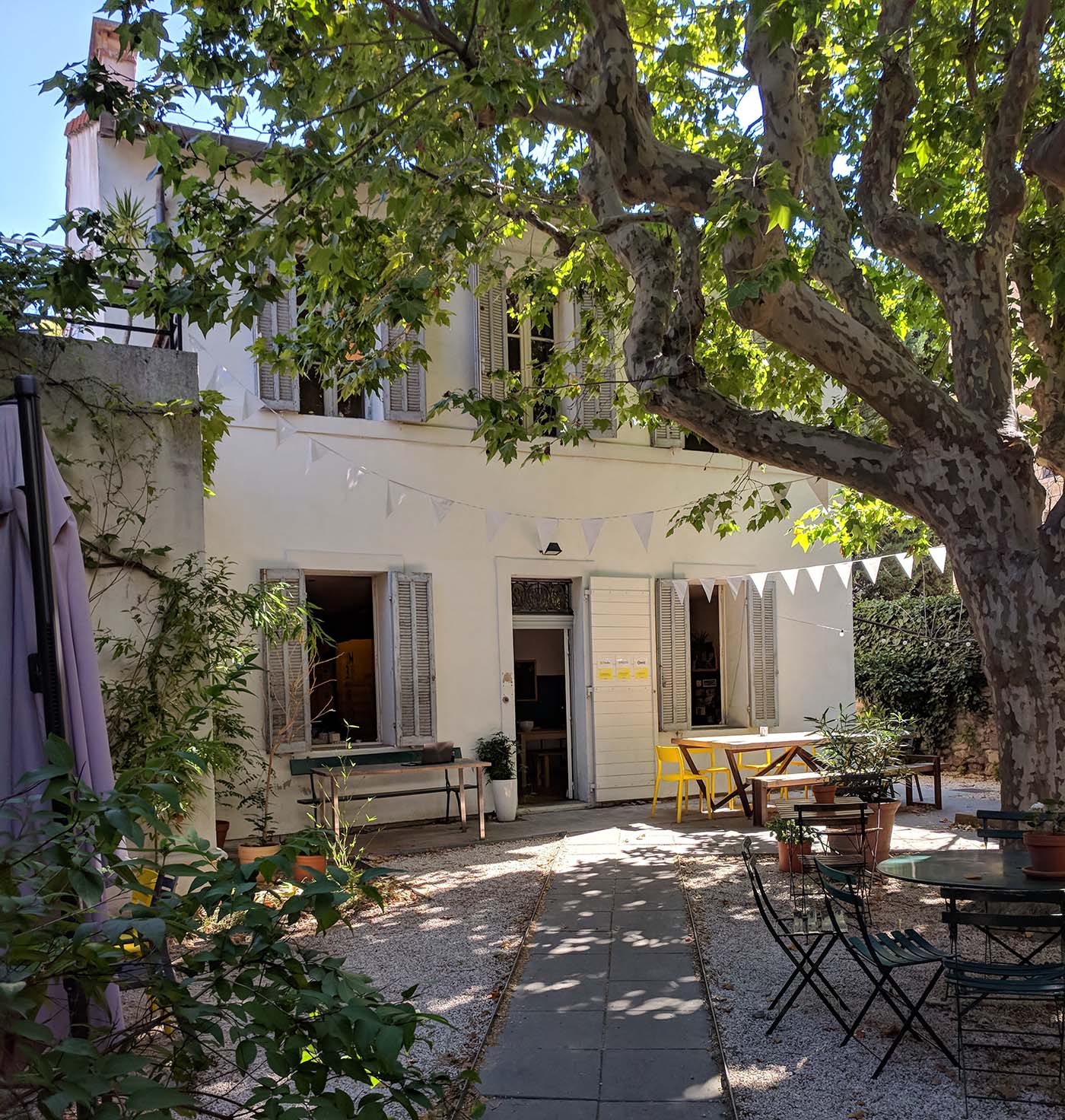 La maison Yelloworking vue du jardin